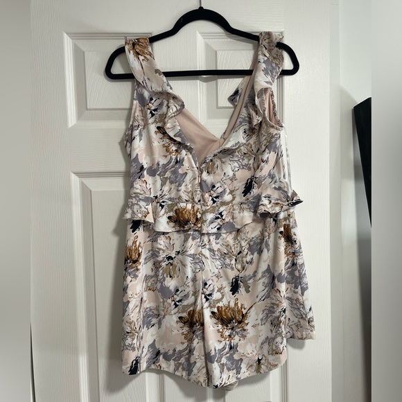Lulu's Floral Ruffle V-Neck Romper - Picture 4 of 5